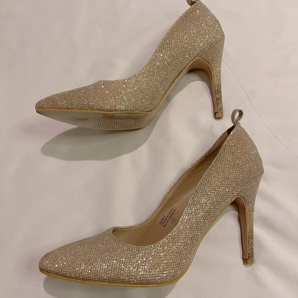 ❤️ CHASE AND CHLOE Pumps Gold/Champagne Pointed Toe - Size 7